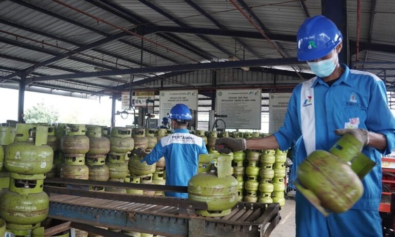 PT Pertamina Patra Niaga menyalurkan tambahan LPG 3 kg. Penyaluran dilakukan di wilayah Jawa Tengah dan DIY pada periode Natal 2025 dan Tahun Baru 2026 guna mengantisipasi lonjakan kebutuhan rumah tangga, dengan distribusi melalui pangkalan resmi agar pasokan tetap aman dan tepat sasaran.