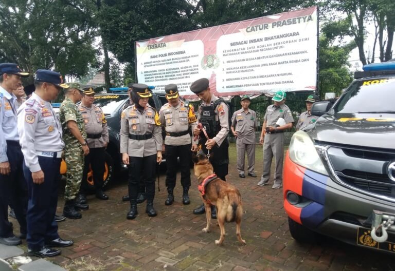Polres Salatiga menggelar Apel Gelar Pasukan Operasi Lilin Candi 2025. Kegiatan dipimpin Kapolres Salatiga AKBP Veronica di Lapangan Bhayangkara, Jumat (19/12/2025). Apel digelar untuk memastikan kesiapan personel dan sarana pengamanan Natal 2025 dan Tahun Baru 2026 secara aman, humanis, dan responsif.