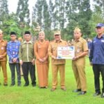 Pemkot Salatiga menyalurkan bantuan bagi warga terdampak bencana di Banjarnegara, Cilacap, dan Sumatera. Wali Kota Robby Hernawan menyerahkannya saat Apel Hakordia 2025 di halaman Kantor Wali Kota Salatiga. Bantuan digalang untuk meringankan beban korban melalui kolaborasi Pemkot, Baznas, dan PMI.