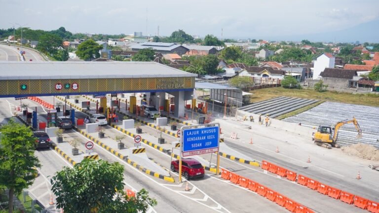 PT Jasamarga Solo–Ngawi menambah gardu transaksi entrance di GT Ngemplak untuk menghadapi lonjakan lalu lintas libur Natal 2025 dan Tahun Baru 2026. Penambahan ini dilakukan di GT Ngemplak, menjelang periode Nataru, guna mempercepat layanan masuk tol dan mengurangi antrean melalui peningkatan kapasitas gardu dan kesiapan