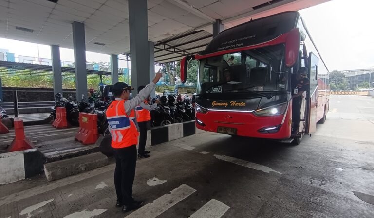 Terminal Tipe A Bawen memperketat ramp check bus AKAP menjelang libur Natal dan Tahun Baru 2026. Pemeriksaan dilakukan petugas terminal dan Dishub di Terminal Bawen, Kabupaten Semarang, sejak pertengahan Desember. Langkah ini diambil untuk memastikan kelaikan armada dan keselamatan penumpang seiring peningkatan jumlah bus.
