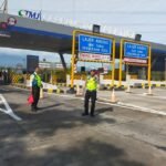 Polsek Tingkir Polres Salatiga menggelar patroli dan sambang di Gerbang Tol Salatiga untuk menjaga kamtibmas dan kelancaran lalu lintas. Kegiatan dilakukan Minggu (30/11/2025) melalui koordinasi dengan petugas tol, imbauan tertib berlalu lintas, kesiapan e-toll, serta menjaga kebersihan lingkungan demi kenyamanan pengguna jalan.