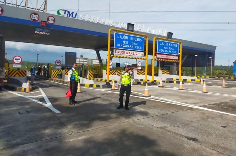 Polsek Tingkir Polres Salatiga menggelar patroli dan sambang di Gerbang Tol Salatiga untuk menjaga kamtibmas dan kelancaran lalu lintas. Kegiatan dilakukan Minggu (30/11/2025) melalui koordinasi dengan petugas tol, imbauan tertib berlalu lintas, kesiapan e-toll, serta menjaga kebersihan lingkungan demi kenyamanan pengguna jalan.
