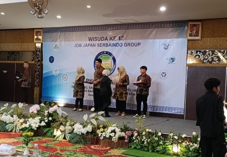 LPK Serbaindo melepas 85 wisudawan dalam Wisuda ke-12 di Hotel Laras Asri, Selasa (9/12/2025). Prosesi berlangsung haru saat siswa dipeluk orang tua. CEO Serbaindo, Papi Imam, mengumumkan rekor kelulusan N3 dan rencana pengiriman 5.000 tenaga kerja ke Jepang sebagai respons meningkatnya permintaan industri.