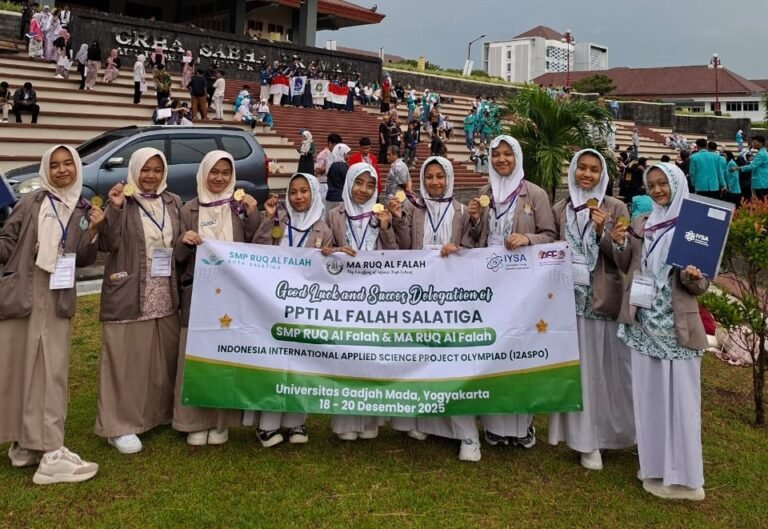 Tiga tim pelajar MA dan SMP Ruq Al Falah Salatiga meraih medali emas ajang I2ASPO melalui inovasi Bangerboo, Setrumku, dan Cofric. Prestasi ini diraih di Kampus UGM Yogyakarta pada 18–21 Desember 2025 sebagai bukti budaya riset dan inovasi pelajar yang berdampak nyata.