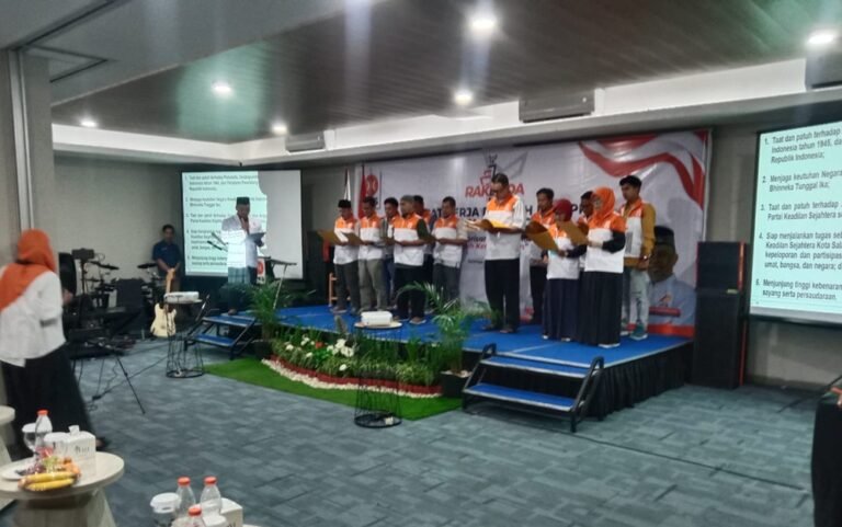 DPD PKS Kota Salatiga melakukan penguatan internal melalui perekrutan relawan dan kader menyambut pemilu mendatang. Kegiatan ini dilaksanakan di Salatiga pada Rapat Kerja Daerah, Minggu (21/12/2025), untuk memperkuat struktur, kaderisasi, dan pelayanan publik secara berkelanjutan melalui pembentukan serta optimalisasi empat DPC.