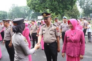 Sebanyak 51 personel Polres Salatiga menerima kenaikan pangkat setingkat lebih tinggi. Kenaikan dipimpin Kapolres Salatiga AKBP Veronica di Lapangan Bhayangkara, Rabu, 31 Desember 2025. Penghargaan ini diberikan atas dedikasi dan kinerja, sekaligus menegaskan peningkatan tanggung jawab dan profesionalisme pelayanan kepolisian.