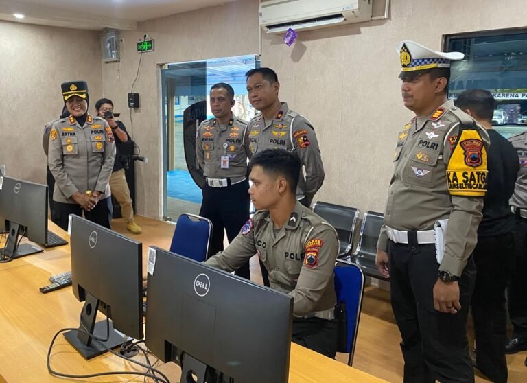 Direktorat Gakkum Korlantas Polri menegaskan penguatan penegakan hukum lalu lintas melalui perluasan kamera E-TLE oleh Korlantas Polri bersama Polres Semarang di Kabupaten Semarang, dalam kunjungan ke TMC belum lama ini, untuk menekan pelanggaran dan fatalitas kecelakaan lewat penindakan digital dan pemantauan real time.