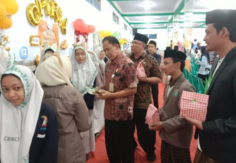 SMP RUQ Al Falah Salatiga menggelar SCORE 2025 sebagai ajang pamer dan kompetisi sains perdana. Kegiatan yang digagas siswa dan guru ini berlangsung di kampus SMP RUQ, Sidomukti, Salatiga, untuk menumbuhkan budaya riset, inovasi, dan berpikir kritis melalui puluhan produk ilmiah karya peserta didik.