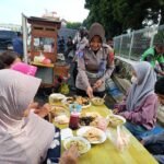 Satpas Satlantas Polres Salatiga membagikan lebih dari 250 porsi soto gratis kepada pemohon SIM pada Jumat, 12 Desember 2025. Program ini digelar untuk meningkatkan kedekatan Polri dengan warga melalui pelayanan humanis. Kegiatan berlangsung di halaman Satpas, dipandu langsung petugas yang juga memberi edukasi keselamatan.