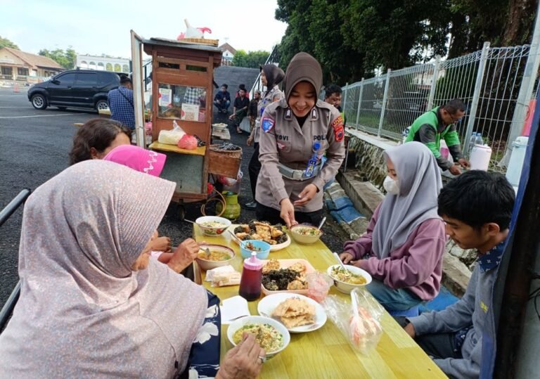 Satpas Satlantas Polres Salatiga membagikan lebih dari 250 porsi soto gratis kepada pemohon SIM pada Jumat, 12 Desember 2025. Program ini digelar untuk meningkatkan kedekatan Polri dengan warga melalui pelayanan humanis. Kegiatan berlangsung di halaman Satpas, dipandu langsung petugas yang juga memberi edukasi keselamatan.