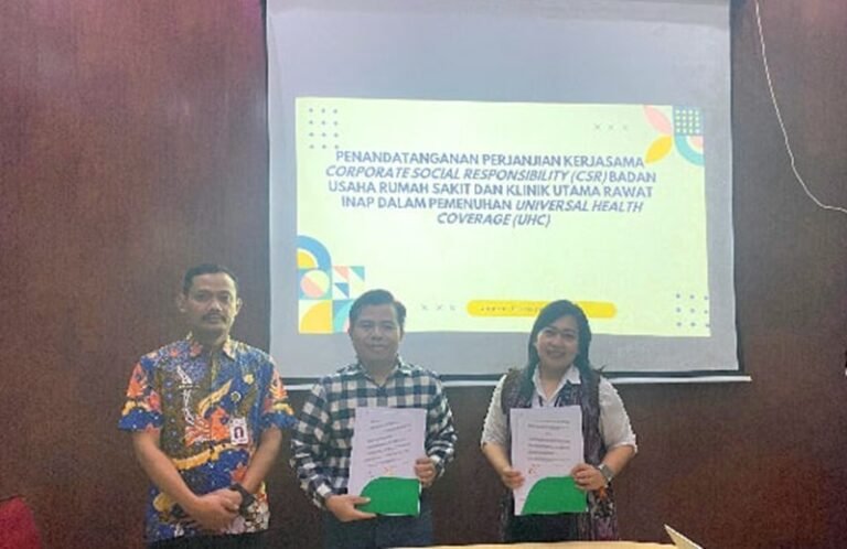 Rumah Sakit Ken Saras mendaftarkan 150 warga sekitar sebagai peserta aktif JKN melalui program CSR. Program ini dijalankan RS Ken Saras bersama BPJS Kesehatan di Kabupaten Semarang, Jumat (19/12/2025), untuk memperluas akses layanan kesehatan, mendukung keaktifan JKN, serta menjaga capaian Universal Health Coverage.