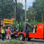 Kecelakaan lalu lintas melibatkan dua truk terjadi di Simpang Empat Salib Putih, Argomulyo, Kota Salatiga, Senin pagi, 15 Desember 2025. Insiden ini melibatkan truk pengangkut ayam yang dikemudikan Triyono dan melukai penumpang Sugiyarto akibat dugaan rem blong, hingga menabrak truk lain di jalur JLS.