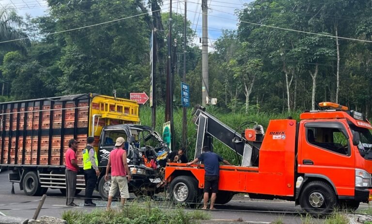 Kecelakaan lalu lintas melibatkan dua truk terjadi di Simpang Empat Salib Putih, Argomulyo, Kota Salatiga, Senin pagi, 15 Desember 2025. Insiden ini melibatkan truk pengangkut ayam yang dikemudikan Triyono dan melukai penumpang Sugiyarto akibat dugaan rem blong, hingga menabrak truk lain di jalur JLS.