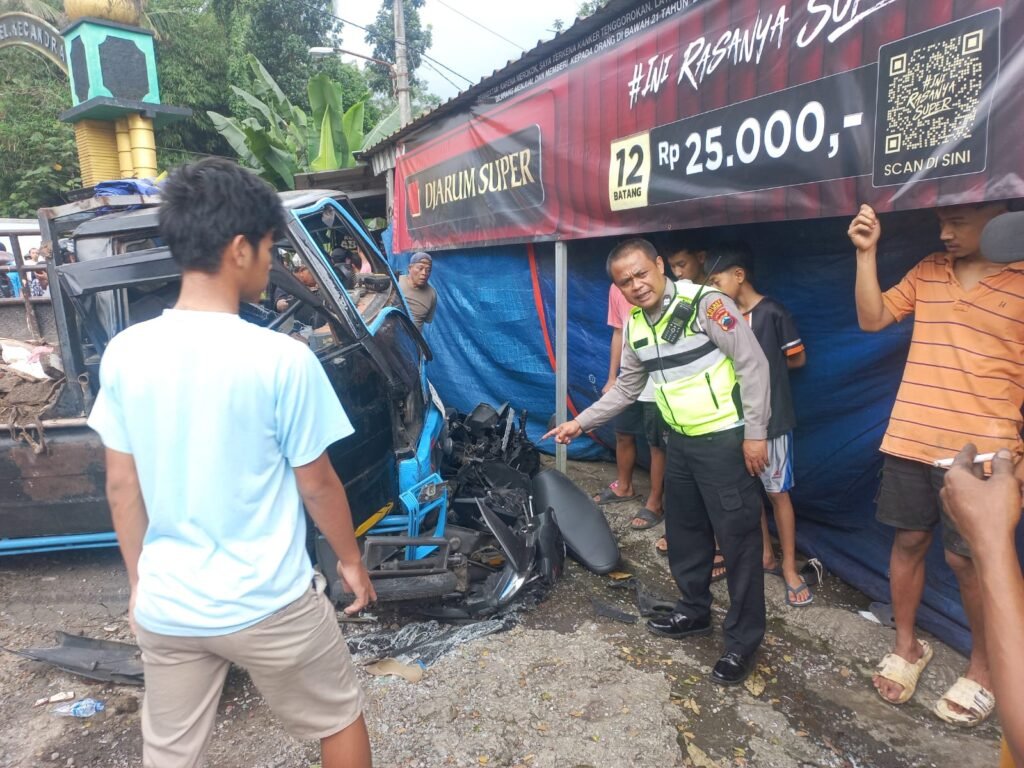 Kecelakaan lalu lintas karambol melibatkan empat kendaraan terjadi di Simpang Empat Gamol, Kota Salatiga. Peristiwa ini melibatkan truk tronton dan dua sepeda motor di wilayah hukum Polres Salatiga pada Rabu, 24 Desember 2025. Insiden diduga akibat rem truk tidak berfungsi hingga menabrak kendaraan di depannya secara beruntun.