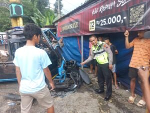Kecelakaan lalu lintas karambol melibatkan empat kendaraan terjadi di Simpang Empat Gamol, Kota Salatiga. Peristiwa ini melibatkan truk tronton dan dua sepeda motor di wilayah hukum Polres Salatiga pada Rabu, 24 Desember 2025. Insiden diduga akibat rem truk tidak berfungsi hingga menabrak kendaraan di depannya secara beruntun.