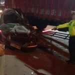 Kecelakaan lalu lintas melibatkan truk Fuso dan Honda CR-V terjadi antara Rahmat dan Teguh di Jalan Soekarno-Hatta KM 32, Bawen, Kabupaten Semarang, Senin (15/12/2025) malam. Insiden ini dipicu dugaan rem blong saat truk melaju turunan, hingga menabrak mobil yang berhenti berputar arah dan menyeretnya puluhan meter.