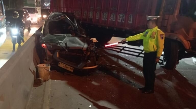 Kecelakaan lalu lintas melibatkan truk Fuso dan Honda CR-V terjadi antara Rahmat dan Teguh di Jalan Soekarno-Hatta KM 32, Bawen, Kabupaten Semarang, Senin (15/12/2025) malam. Insiden ini dipicu dugaan rem blong saat truk melaju turunan, hingga menabrak mobil yang berhenti berputar arah dan menyeretnya puluhan meter.