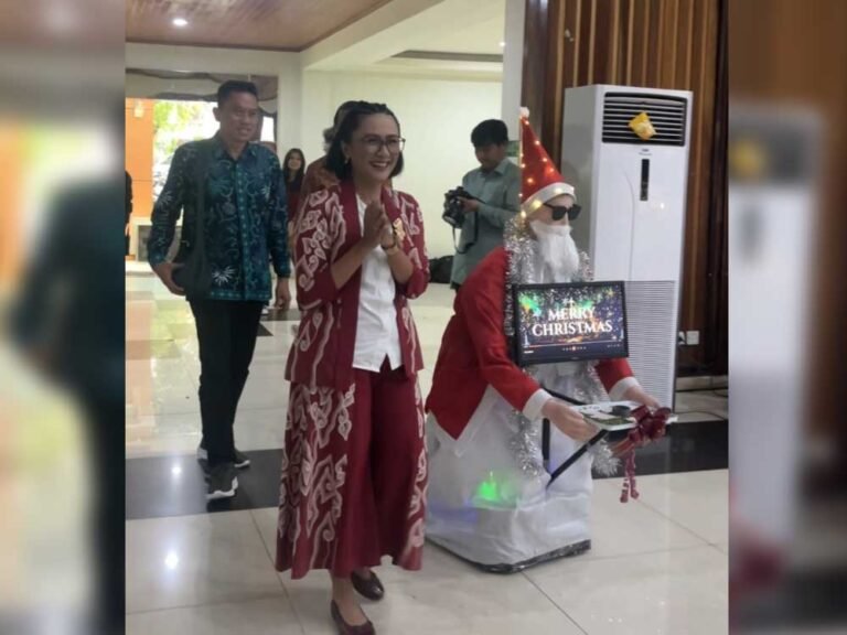 Ibadah Natal 2025 digelar civitas academica UKSW dengan memadukan liturgi dan teknologi oleh UKSW di kampus Salatiga, Jumat (12/12/2025). Mengusung tema keluarga, ibadah ini digelar untuk refleksi iman, menghadirkan SantaBot karya mahasiswa FTEK sebagai simbol inovasi yang memperkaya perayaan Natal secara khidmat dan kreatif.