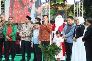 Sekitar 5.000 umat Kristiani mengikuti Natal bersama di Lapangan Pancasila, Salatiga. Acara ini dihadiri Wakil Presiden RI Gibran Rakabuming Raka di Kota Salatiga pada Kamis, 25 Desember 2025. Kegiatan digelar untuk mempererat kebersamaan dan membawa pesan damai, dengan doa, sukacita ibadah, serta pembagian kado Natal kepada anak-anak.
