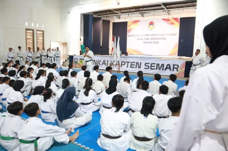 Ratusan karateka mengikuti Gashuku dan UKT INKAI di Balai Dusun Junggul, Bandungan, Minggu (7/12/2025). Agenda ini digelar pengurus INKAI untuk evaluasi kemampuan dan pembinaan. Peserta menjalani ujian teknik hingga tanding, seluruhnya lulus. Salwa Nurul Hasanah tampil terbaik dan naik dua tingkat melalui penilaian ketat pelatih.