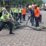 Polres Semarang bersama BPBD menggelar pelatihan penanganan bencana bagi puluhan anggota Satkamling di Pendapa Rumah Dinas Bupati Semarang, Selasa (9/12/2025). Pelatihan ini dilakukan untuk meningkatkan kesiapsiagaan wilayah berpotensi bencana. Kegiatan berlangsung melalui pembekalan mitigasi, apresiasi Satkamling berprestasi, serta arahan pemerintah daerah.