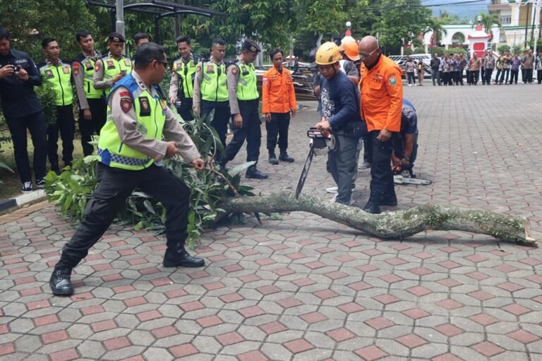 Polres Semarang bersama BPBD menggelar pelatihan penanganan bencana bagi puluhan anggota Satkamling di Pendapa Rumah Dinas Bupati Semarang, Selasa (9/12/2025). Pelatihan ini dilakukan untuk meningkatkan kesiapsiagaan wilayah berpotensi bencana. Kegiatan berlangsung melalui pembekalan mitigasi, apresiasi Satkamling berprestasi, serta arahan pemerintah daerah.