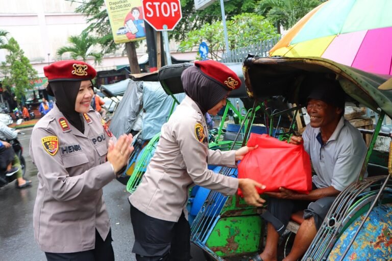 Satresnarkoba Polres Salatiga menggelar bakti sosial pada Senin (8/12/2025) dengan membagikan paket sembako kepada tukang becak dan juru parkir di Jalan Jenderal Sudirman. Dipimpin AKP Henri Widyoriani, kegiatan ini dilakukan untuk mempererat kedekatan Polri dengan masyarakat serta memperkuat komitmen sosial Reserse Polri.