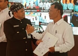 Pengangkatan PPPK paruh waktu dilakukan Pemkab Semarang dengan menyerahkan SK kepada 1.664 pegawai, termasuk Iis Mardiyanto (31), di Pendapa Rumah Dinas Bupati Semarang, Senin (15/12/2025). Kebijakan ini memberi kepastian status kerja bagi tenaga non-ASN setelah kekhawatiran penghapusan, dengan penugasan mulai Januari 2026.