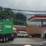 Kelangkaan solar dirasakan sopir truk di Kabupaten Semarang. Sejumlah pengemudi kesulitan mendapat BBM di SPBU sekitar Ungaran pada Kamis (19/12/2025). Kondisi ini dipicu lonjakan permintaan jelang Nataru dan pembatasan kendaraan berat, sementara Pertamina memastikan stok aman dan terus diawasi.