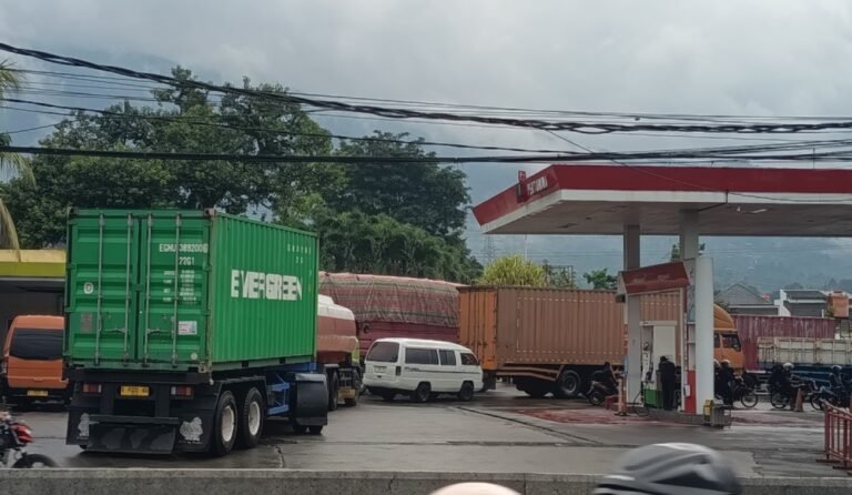 Kelangkaan solar dirasakan sopir truk di Kabupaten Semarang. Sejumlah pengemudi kesulitan mendapat BBM di SPBU sekitar Ungaran pada Kamis (19/12/2025). Kondisi ini dipicu lonjakan permintaan jelang Nataru dan pembatasan kendaraan berat, sementara Pertamina memastikan stok aman dan terus diawasi.