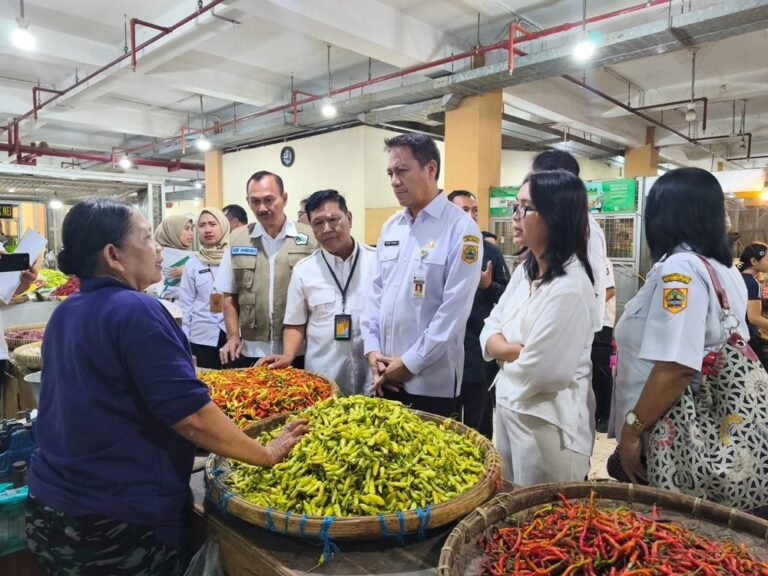 Operasi pasar cabai digelar TPID Jawa Tengah di Pasar Legi Surakarta dan Pasar Karangayu Semarang pada 10 Desember 2025 untuk meredam lonjakan harga. Kenaikan drastis cabai memicu intervensi ini, dilakukan melalui kolaborasi lintas instansi dan GPM guna menjaga pasokan dan keterjangkauan harga.