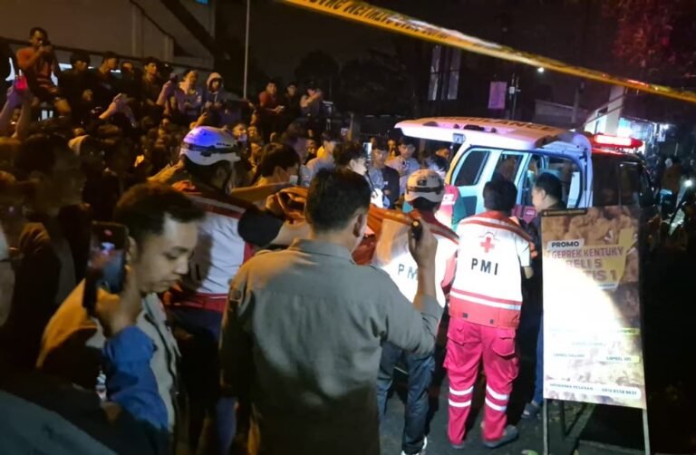 Seorang pemuda berinisial KRA ditemukan tewas gantung diri di kios Jalan Bima, Dukuh, Sidomukti, Salatiga, Selasa (9/12/2025). Korban berasal dari Boyolali dan diduga meninggalkan surat wasiat. Penemuan oleh dua saksi berawal dari pengambilan motor yang digadaikan. Polisi melakukan olah TKP dan membawa jenazah ke RSUD Salatiga.