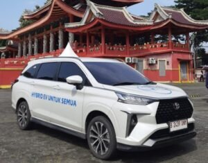 Toyota Veloz Hybrid EV resmi diperkenalkan kepada konsumen. Peluncuran dilakukan Toyota melalui Nasmoco untuk pasar Jawa Tengah dan DIY. Model ini dikenalkan akhir 2025 sebagai MPV keluarga. Kehadirannya menjawab kebutuhan kendaraan hemat BBM. Teknologi hybrid dihadirkan tanpa ketergantungan charging, dipasarkan mulai Rp310 jutaan.