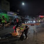 Kecelakaan antara Honda Beat dan Honda Revo terjadi di Jalan Osamaliki, Salatiga, Kamis malam (4/12/2025). Akibat kurang konsentrasi pengendara Beat saat menyeberang, satu korban luka dirawat di RSUD. Unit Gakkum Satlantas mengevakuasi kendaraan dan menyelidiki penyebab kecelakaan.