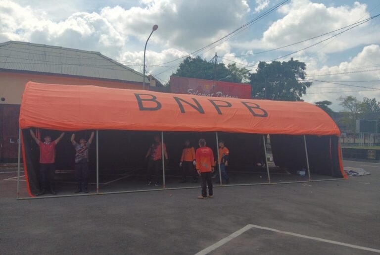 Polres Salatiga mendirikan Posko Tanggap Bencana sebagai pusat koordinasi penanganan darurat. Inisiatif ini melibatkan Polri, TNI, BPBD, PMI, dan instansi terkait di Kota Salatiga, mulai beroperasi 24 jam sejak Minggu (30/11/2025), guna mempercepat respons bencana melalui sarana terpadu dan layanan Call Center 110.