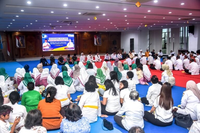 Pemkot Salatiga menggelar Mujahadah dan Doa Bersama Lintas Iman menyambut Tahun Baru 2026. Kegiatan dipimpin Wali Kota dr. Robby Hernawan di Gedung Setda Salatiga, Rabu sore, sebagai wujud empati korban bencana dan ajakan refleksi. Doa digelar serentak lintas agama untuk memperkuat toleransi dan kebersamaan.