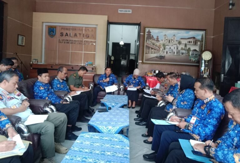 Pemkot Salatiga menyatakan kesiapan penuh menghadapi Natal 2025 dan Tahun Baru 2026. Wali Kota Robby Hernawan bersama jajaran menyampaikan hal tersebut di Gedung Papak, Rabu (17/12/2025), untuk memastikan keamanan, kelancaran lalu lintas, layanan kesehatan, serta stabilitas pangan melalui koordinasi lintas OPD dan rekayasa lalu lintas.