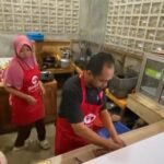Warung Banana Getz! x Bebek Sukses Merantau milik Dani Ramadhan di Gedanganak, Ungaran Timur, menggratiskan makanan bagi perantau Sumatera sejak Senin (8/12/2025). Aksi solidaritas ini dilakukan untuk membantu mereka yang keluarganya terdampak banjir. Dani menambah stok masakan dan menyalurkan bantuan bersama komunitas ojek online.
