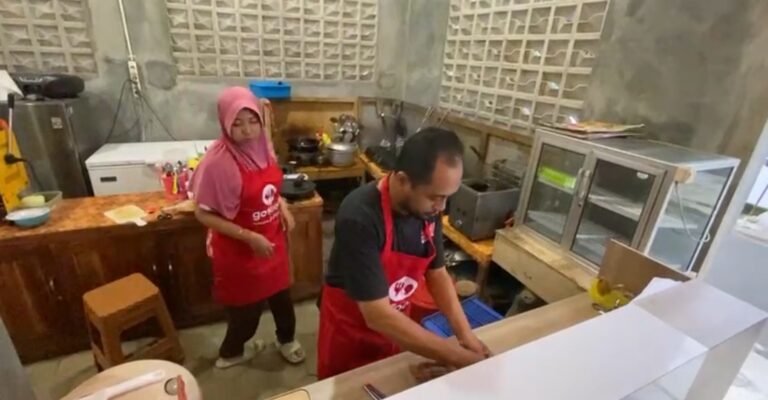 Warung Banana Getz! x Bebek Sukses Merantau milik Dani Ramadhan di Gedanganak, Ungaran Timur, menggratiskan makanan bagi perantau Sumatera sejak Senin (8/12/2025). Aksi solidaritas ini dilakukan untuk membantu mereka yang keluarganya terdampak banjir. Dani menambah stok masakan dan menyalurkan bantuan bersama komunitas ojek online.