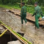Kondisi jembatan Sungai Sigandu di Dusun Cemanggah Kidul, Desa Branjang, Kabupaten Semarang, kian mengkhawatirkan. Kerusakan terjadi sejak sebulan terakhir akibat tergerus arus sungai, membahayakan warga yang melintas. Untuk mencegah kecelakaan, warga memasang pembatas dan membuat jembatan darurat sambil menunggu perbaikan.