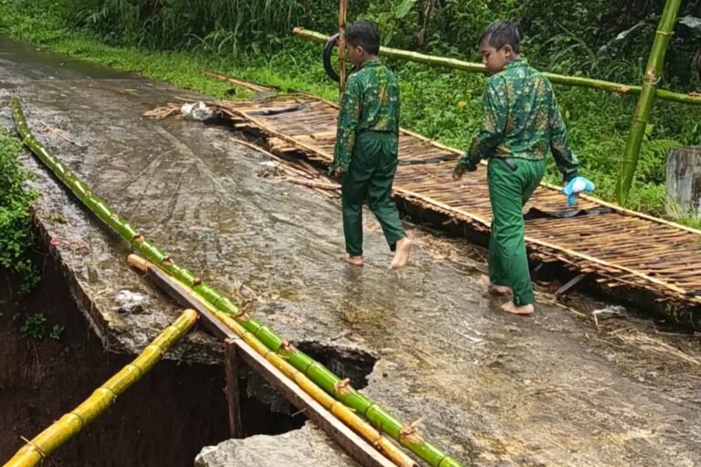 Kondisi jembatan Sungai Sigandu di Dusun Cemanggah Kidul, Desa Branjang, Kabupaten Semarang, kian mengkhawatirkan. Kerusakan terjadi sejak sebulan terakhir akibat tergerus arus sungai, membahayakan warga yang melintas. Untuk mencegah kecelakaan, warga memasang pembatas dan membuat jembatan darurat sambil menunggu perbaikan.