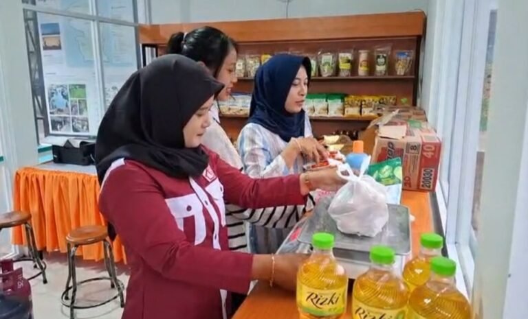 Sebanyak 233 Koperasi Desa Merah Putih resmi beroperasi, dikelola pemerintah desa di Kabupaten Semarang. Data ini disampaikan Diskumperindag pada 15 Januari 2026. Operasional dipercepat untuk menggerakkan ekonomi desa, meski sebagian terkendala lokasi usaha, melalui pendampingan, pelatihan, dan pembangunan gerai koperasi.