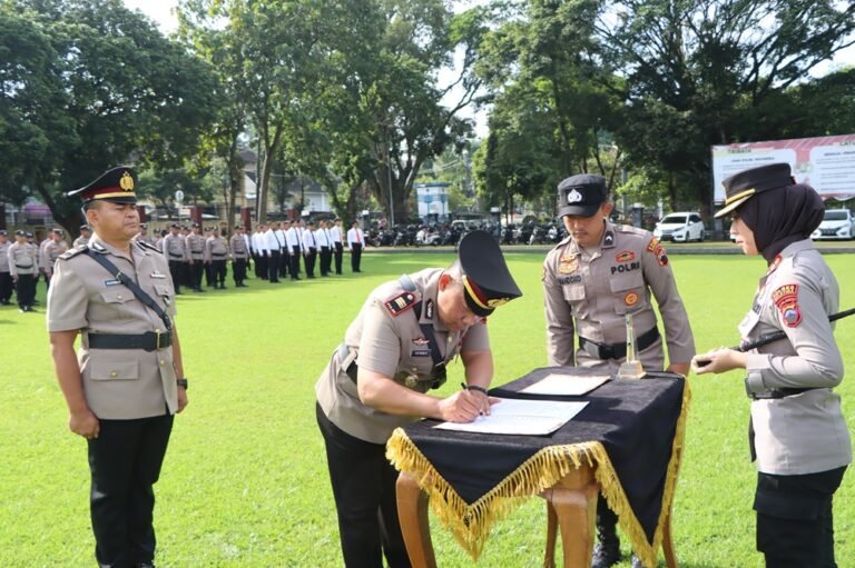 Polres Salatiga melaksanakan serah terima jabatan Kasat Lantas dari AKP Darmin kepada AKP Henry Sylistyanta DS di Lapangan Bhayangkara Polres Salatiga, Jumat (09/01/2036). Kegiatan dipimpin Kapolres AKBP Veronica sebagai bagian penyegaran organisasi, guna meningkatkan kualitas pelayanan lalu lintas melalui kesinambungan program dan inovasi humanis.