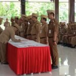 APBD Kabupaten Semarang 2026 mengalami penurunan signifikan. Pemerintah Kabupaten Semarang bersama seluruh OPD menandatangani pakta integritas di Pendapa Rumah Dinas Bupati, Senin (5/1/2026), guna memastikan anggaran difokuskan pada infrastruktur dan peningkatan ekonomi masyarakat, meski dana transfer pusat berkurang.