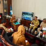 Pemkot Salatiga memperkuat sinergi lintas OPD untuk menurunkan angka kemiskinan melalui penyusunan RKPD 2025–2029. Wakil Wali Kota Nina Agustin bersama Bappeda Salatiga membahas target penurunan kemiskinan saat rapat kerja, menyusul capaian 4,20 persen pada 2025 dan strategi kolaboratif berkelanjutan.
