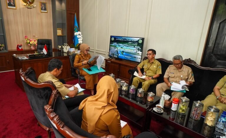 Pemkot Salatiga memperkuat sinergi lintas OPD untuk menurunkan angka kemiskinan melalui penyusunan RKPD 2025–2029. Wakil Wali Kota Nina Agustin bersama Bappeda Salatiga membahas target penurunan kemiskinan saat rapat kerja, menyusul capaian 4,20 persen pada 2025 dan strategi kolaboratif berkelanjutan.