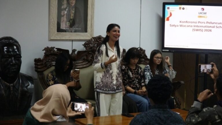 UKSW memperkuat internasionalisasi pendidikan melalui program Satya Wacana International Scholarship. Program ini disampaikan pimpinan UKSW di Kampus UKSW Salatiga pada 19 Januari 2026. SWIS dihadirkan untuk meningkatkan daya saing global, membangun ekosistem multikultural, serta memperkaya atmosfer akademik melalui kehadiran mahasiswa internasional dari berbagai negara.