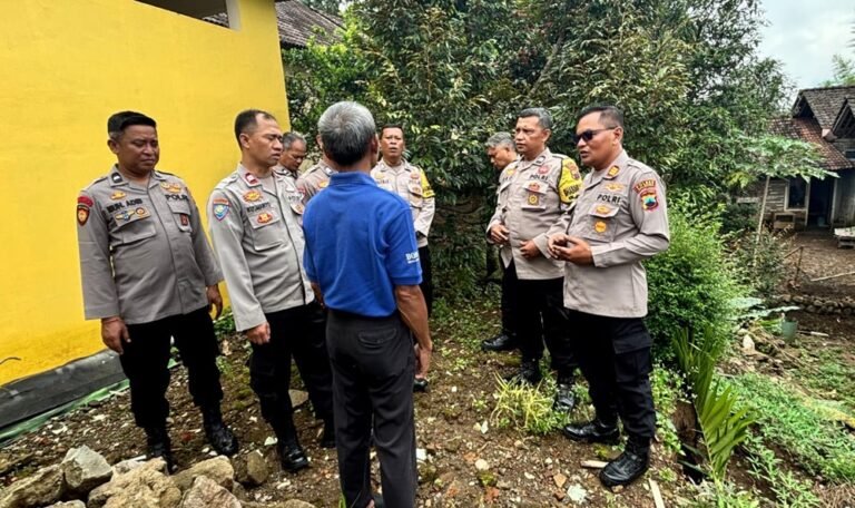 Polsek Sidorejo Polres Salatiga melakukan mitigasi bencana tanah longsor di wilayah rawan Kecamatan Sidorejo, Kota Salatiga, pada 15 Januari 2026. Kegiatan dipimpin AKP Sarwoko sebagai langkah antisipasi tingginya curah hujan, dengan pengecekan kondisi tanah, drainase, serta imbauan kewaspadaan kepada warga guna meminimalkan risiko bencana.