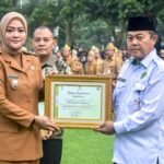 Pemkot Salatiga mengapresiasi kinerja Baznas sebagai mitra strategis pengentasan kemiskinan. Apresiasi disampaikan Wakil Wali Kota Nina Agustin di Halaman Pemkot Salatiga, Senin (26/1/2026). Baznas dinilai profesional dan transparan, dengan pertumbuhan ZIS tinggi dan distribusi merata melalui peluncuran program ZMART, BMM, dan pelatihan salon untuk kemandirian ekonomi warga.